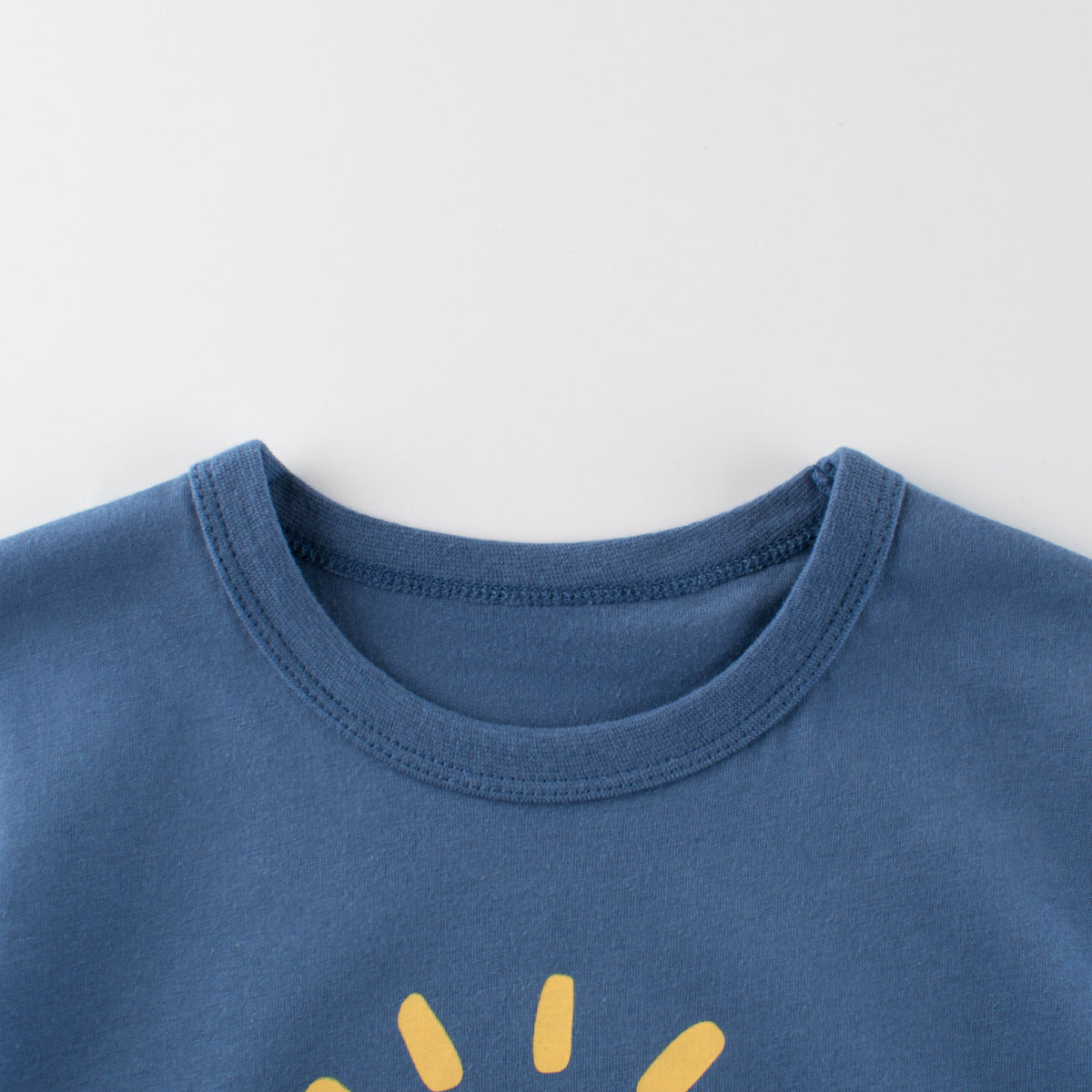 T-shirt blu a maniche corte da bambino con stampa sole