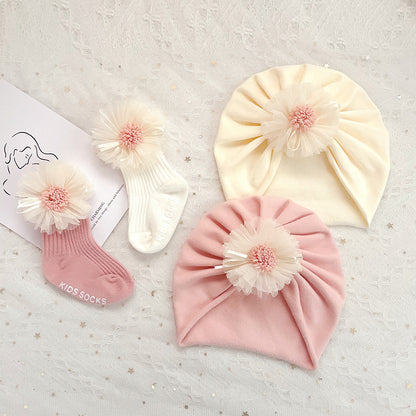 Bellissimo set di 2 pezzi con cappello e calzini per bambini con fiori in pizzo