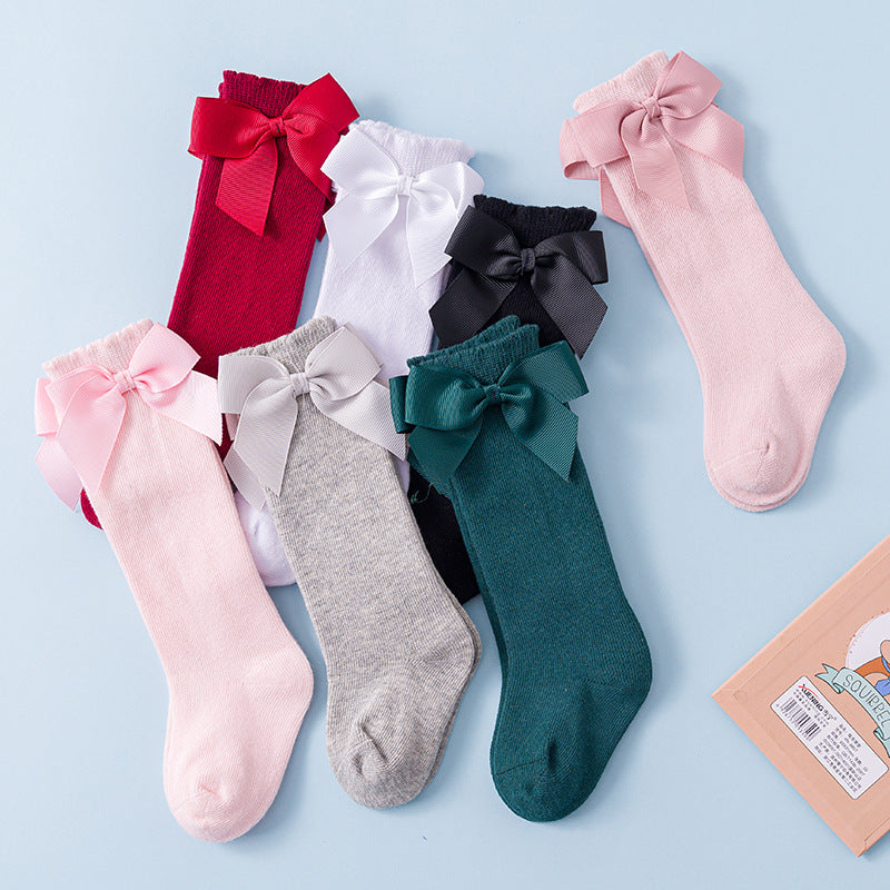 Loose socks in solid color with large knee-high butterfly