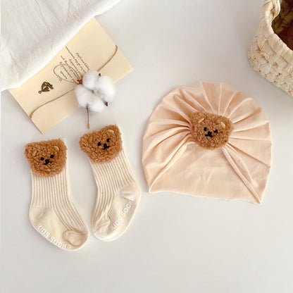 Cute 2-piece set with hat and socks for babies